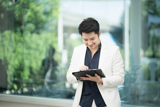 Foto hombre de negocios que trabaja con la tableta en el café, concepto de negocio