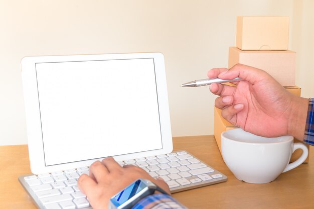 Foto hombre de negocios que trabaja con la tableta de la pantalla en blanco.