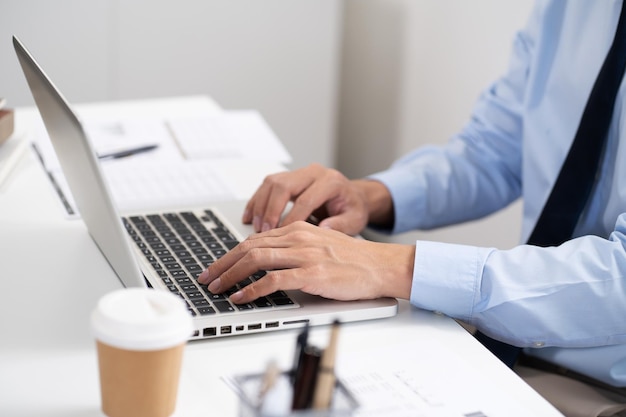 Hombre de negocios que trabaja usando una computadora portátil Escribiendo a mano en un teclado Inversor profesional que trabaja en un nuevo proyecto de planificación de negocios de inicio en la oficina Negocio tecnológico