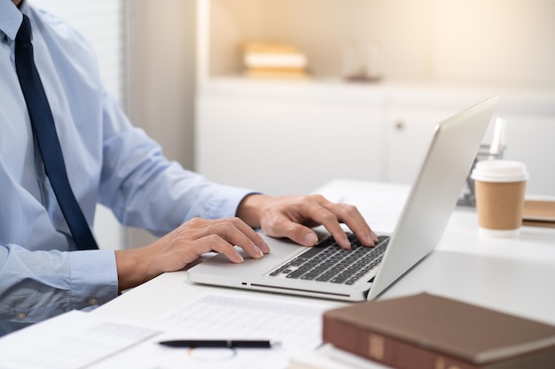 Hombre de negocios que trabaja usando una computadora portátil Manos escribiendo en un teclado Inversor profesional trabajando en un nuevo proyecto de puesta en marcha planificación empresarial en la oficina Negocio de tecnología