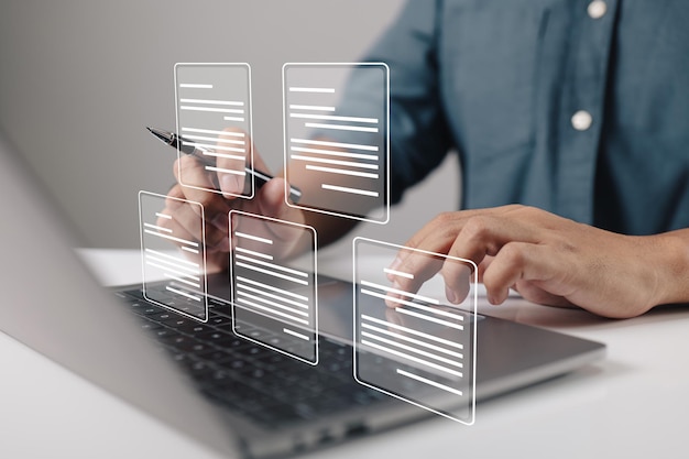 Foto un hombre de negocios que usa una computadora portátil con íconos de documentos electrónicos gestión de documentos electrónicos una base de datos de documentación en línea y el concepto de un lugar de trabajo sin papel