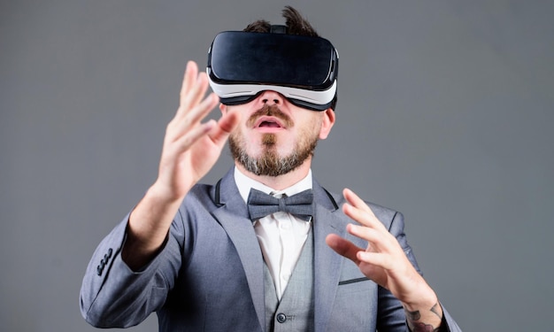 Hombre de negocios realidad virtual Innovación y avances tecnológicos Negocios implementar tecnología moderna Empresario explorar realidad virtual Tecnología para negocios Interacción de superficie digital