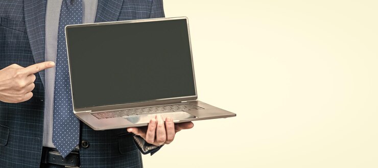 Foto hombre de negocios recortado que señala con el dedo en la pantalla del portátil para copiar el espacio de publicidad empresarial diseño de carteles horizontales espacio de copia de encabezado de banner web
