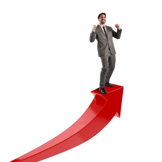 El hombre de negocios se regocija por una flecha roja cuesta arriba. Concepto de éxito económico