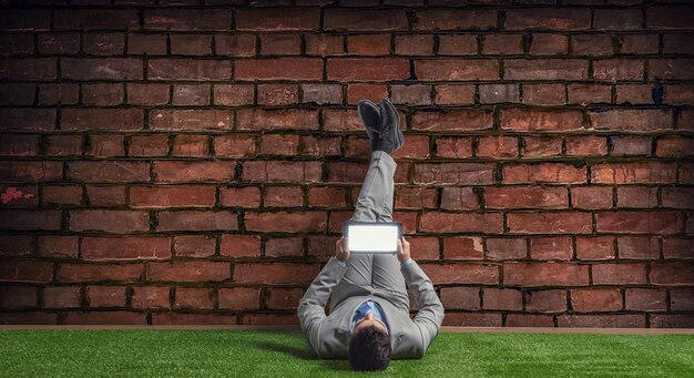 hombre de negocios relajándose con las piernas en la pared. Técnica mixta