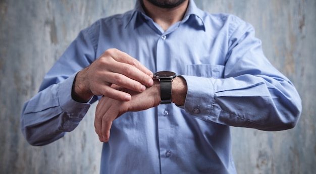 Hombre de negocios con reloj de pulsera de lujo. Moda, Estilo de vida