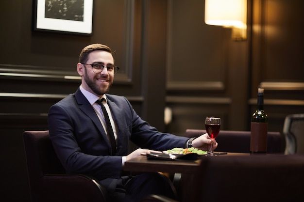 Hombre de negocios, en, restaurante