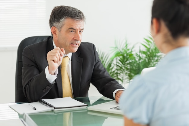 Hombre de negocios durante una reunión