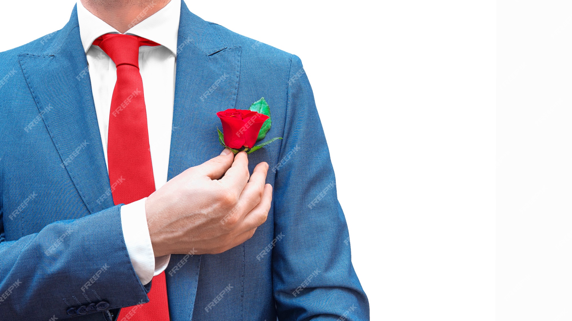 Hombre negocios romántico en traje azul, corbata roja, camisa blanca con rosa en el bolsillo aislado. copia espacio código de vestimenta de caballero real. | Foto Premium