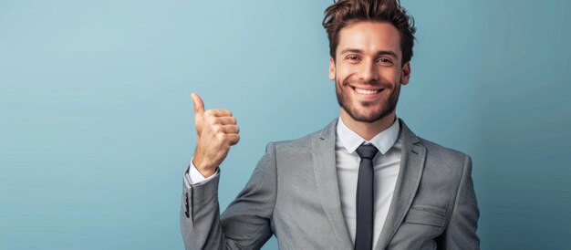 Un hombre de negocios con ropa formal apuntando con confianza hacia arriba