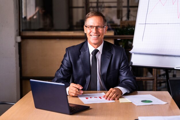 Foto hombre de negocios con ropa formal trabajando en la oficina