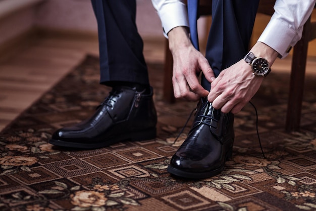 Hombre de negocios ropa zapatos hombre preparándose para el novio mañana antes de la ceremonia de la boda