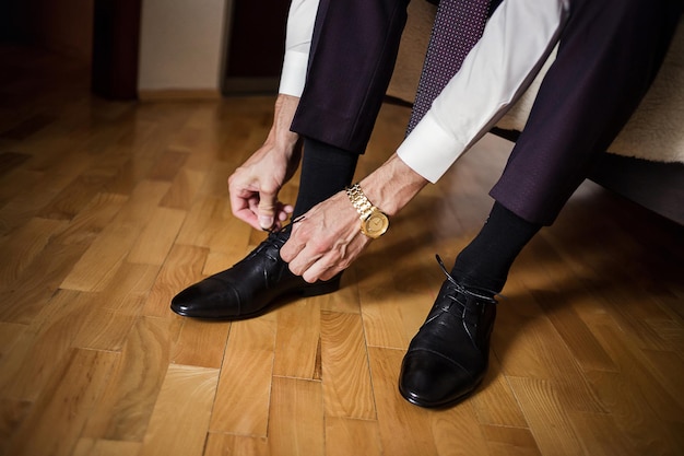 Hombre de negocios ropa zapatos hombre preparándose para el novio mañana antes de la ceremonia de la boda