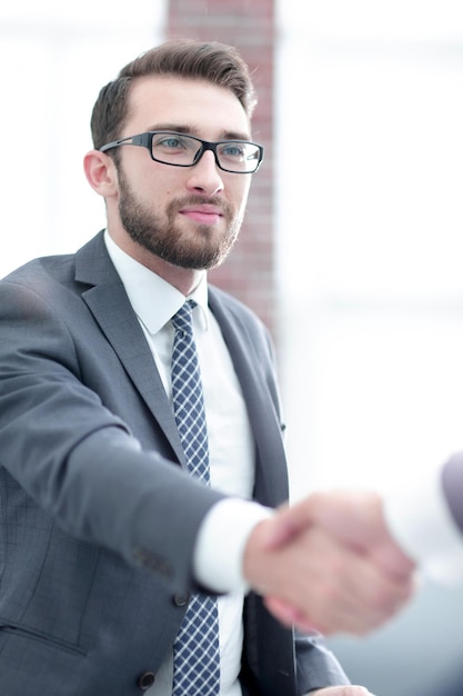 hombre de negocios, sacudarir las manos, en, oficina