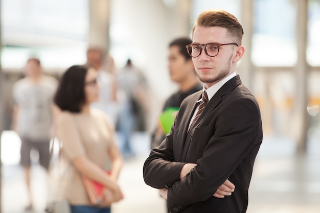 Foto hombre de negocios seguro joven confía en traje completo mirando a otro lado