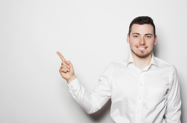 Foto hombre de negocios señala con los dedos en el lado derecho