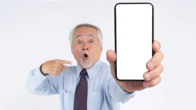 Hombre de negocios senior asiático anciano se siente feliz buena salud Cara sorprendida emocionada que muestra un gran teléfono inteligente con pantalla en blanco pantalla blanca aislada en fondo blanco Imagen simulada