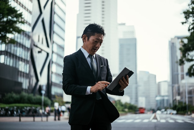 Hombre de negocios senior momentos en las calles de Tokio