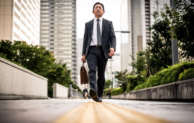 Hombre de negocios senior momentos en las calles de Tokio