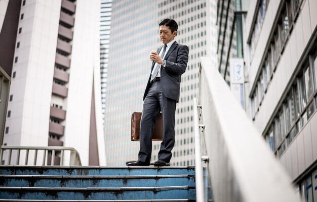 Hombre de negocios senior momentos en las calles de Tokio