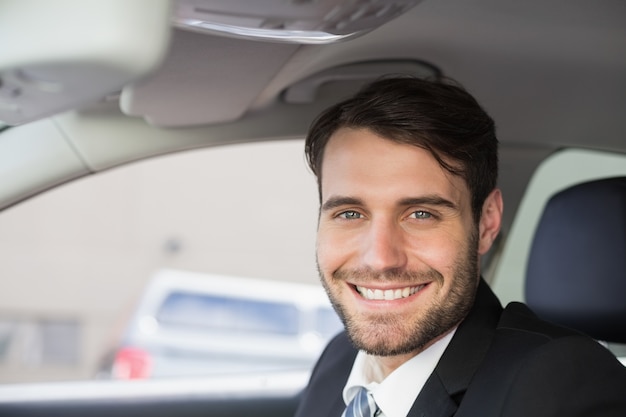 Hombre de negocios sentado en el asiento del conductor