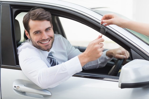 Hombre de negocios sentado en el asiento del conductor