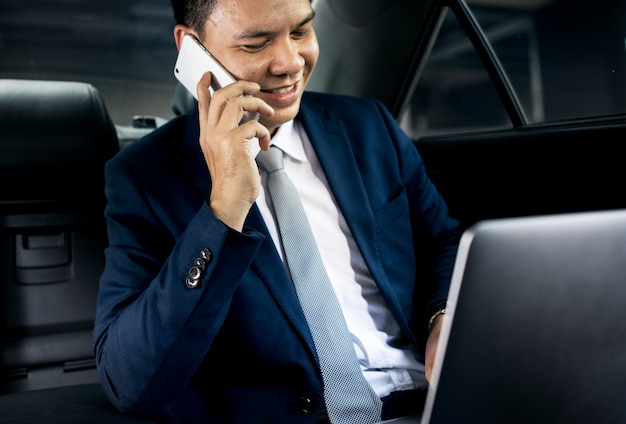 Hombre de negocios sentado en el coche