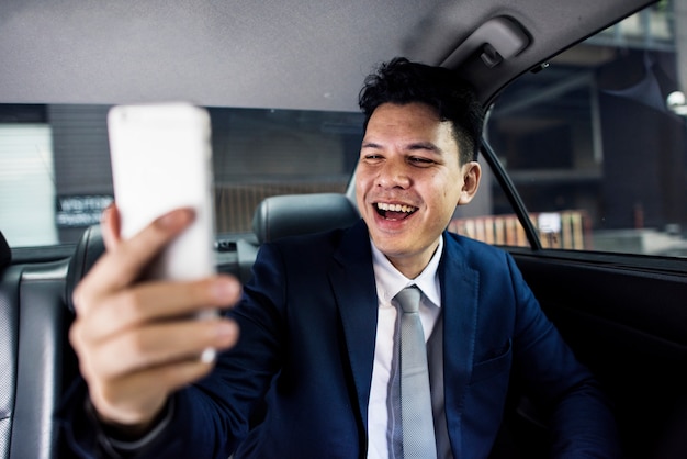 Hombre de negocios, sentado, en el coche