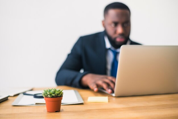 Hombre de negocios sentado en la computadora portátil