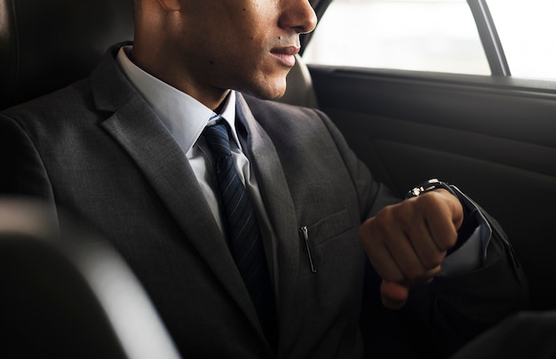 Hombre de negocios sentado dentro del coche esperando