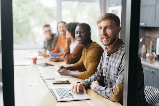 Hombre de negocios sentado en una mesa en un centro de coworking