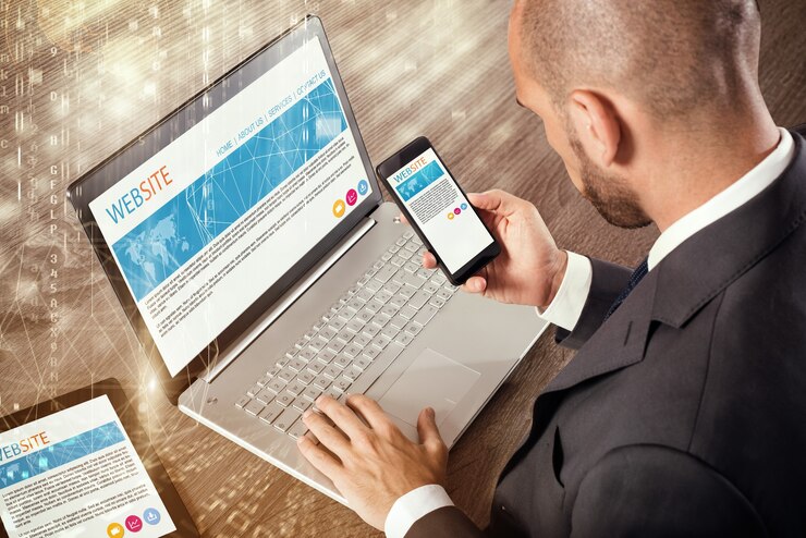 Foto hombre de negocios, sentar escritorio, trabajando, con, tableta del ordenador portátil, y, teléfono móvil