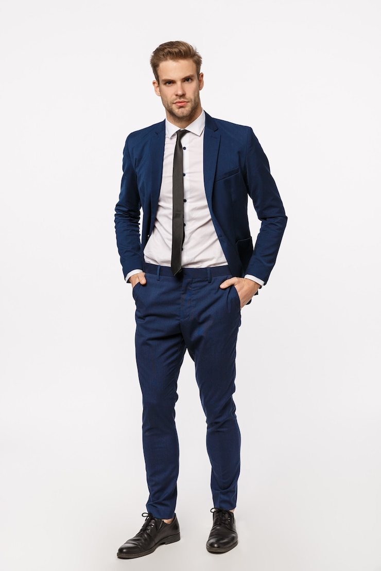 Foto hombre de negocios serio, asertivo en traje clásico, tomados de las manos en los pantalones, con confianza, preparándose para la oficina, trato comercial, tienen un contrato importante