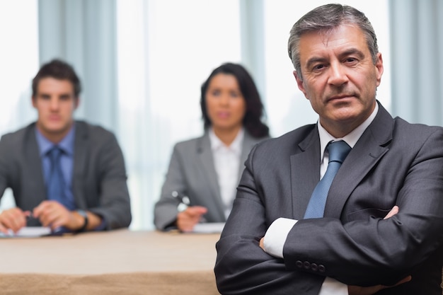 Foto hombre de negocios serio con los brazos cruzados