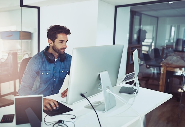 Hombre de negocios serio y computadora para leer correo electrónico planificación o red en línea en la oficina de inicio creativo diseñador gráfico de PC e internet para proyectos sobre investigación de portátiles e información sobre software