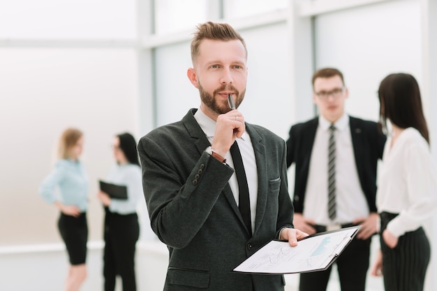 Hombre de negocios serio considerando los términos del contrato