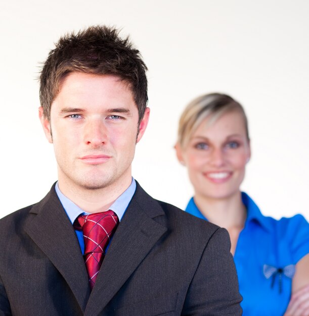 Hombre de negocios serio con empresaria en el fondo