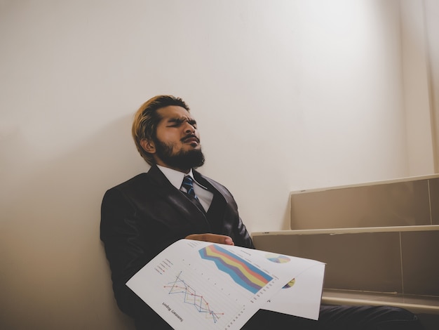 Hombre de negocios serio en las escaleras.