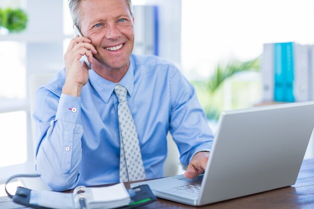 Hombre de negocios serio con llamada telefónica