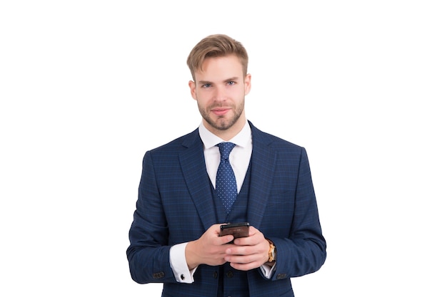 Un hombre de negocios serio con traje formal usa un teléfono inteligente aislado en un móvil blanco