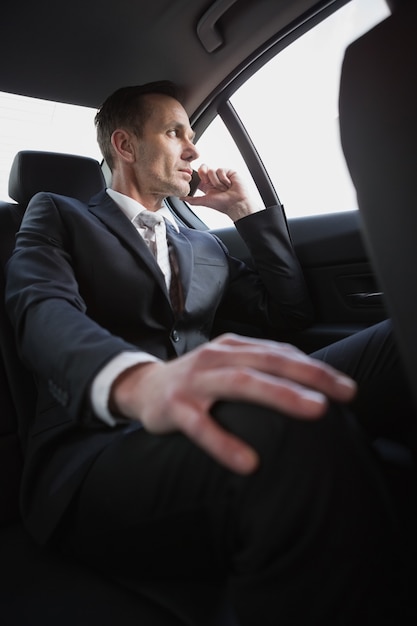 Hombre de negocios serio usando su teléfono