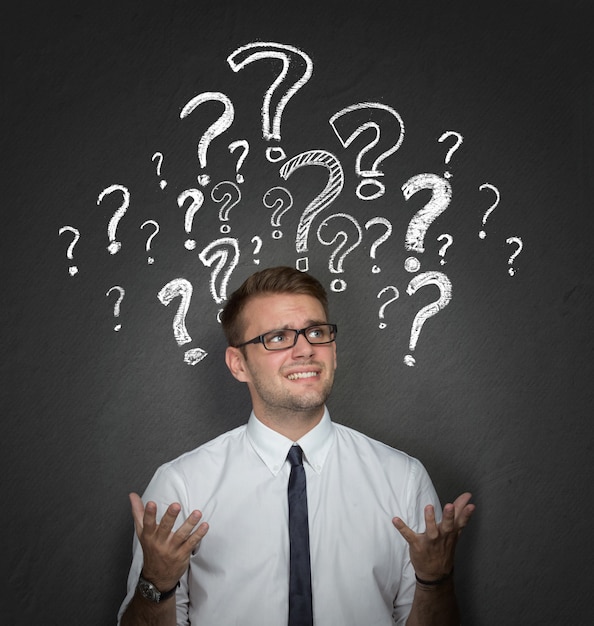 Hombre de negocios y signo de interrogación