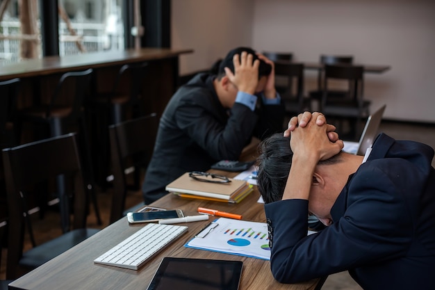 Hombre de negocios sintiendo estrés del trabajo en la oficina.