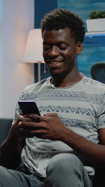 Hombre de negocios con smartphone con mensajes de texto. Persona con tecnología usando teléfono para comunicación remota en línea. Mensajes de texto para adultos en dispositivos con internet para trabajo corporativo