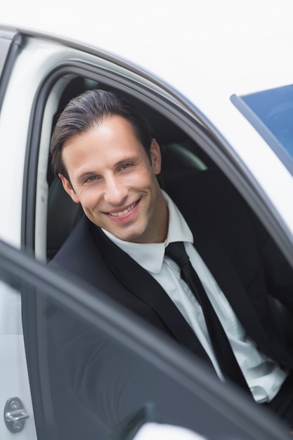 Hombre de negocios sonriendo a la cámara