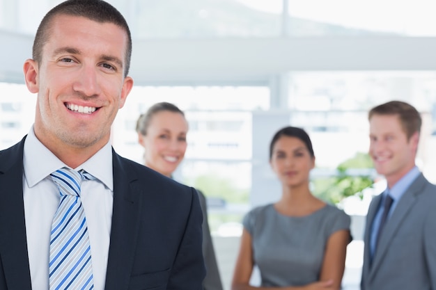 Foto hombre de negocios sonriendo a la cámara