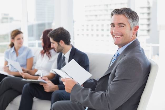 Hombre de negocios sonriendo a la cámara