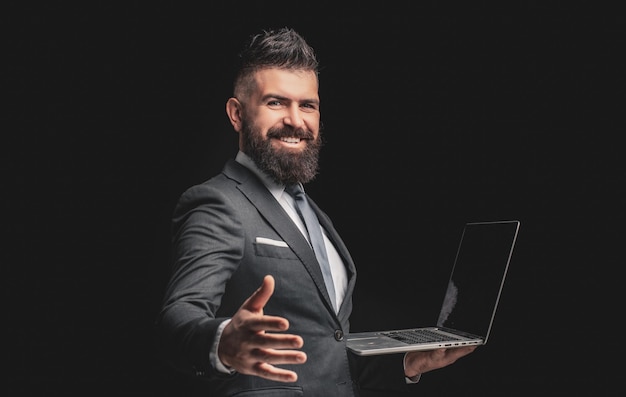 Hombre de negocios sonriente con computadora portátil terminó un gran proyecto hombre guapo en el mercado financiero de la oficina de negocios