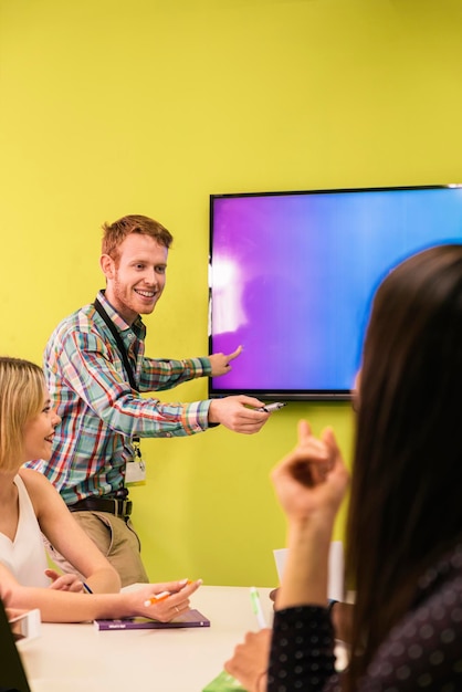 Hombre de negocios sonriente discutiendo con sus colegas en una reunión