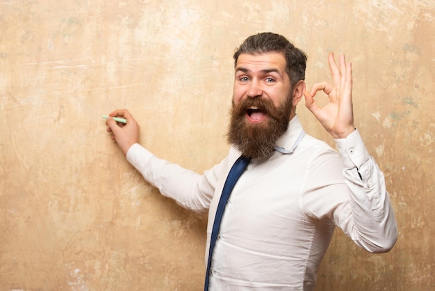 Hombre de negocios sonriente feliz dibujar en la pared Hombre de negocios escribiendo con marcador Plantilla de dibujo de hombre creativo